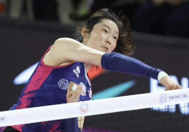 但随后,莫里森在女儿朱迪思(Judith)的陪伴下,坐着轮椅来到了现场